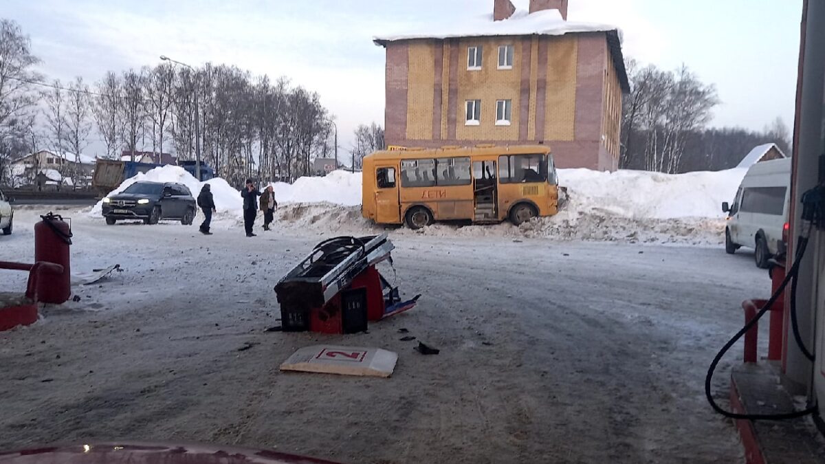 Школьный автобус врезался в АЗС