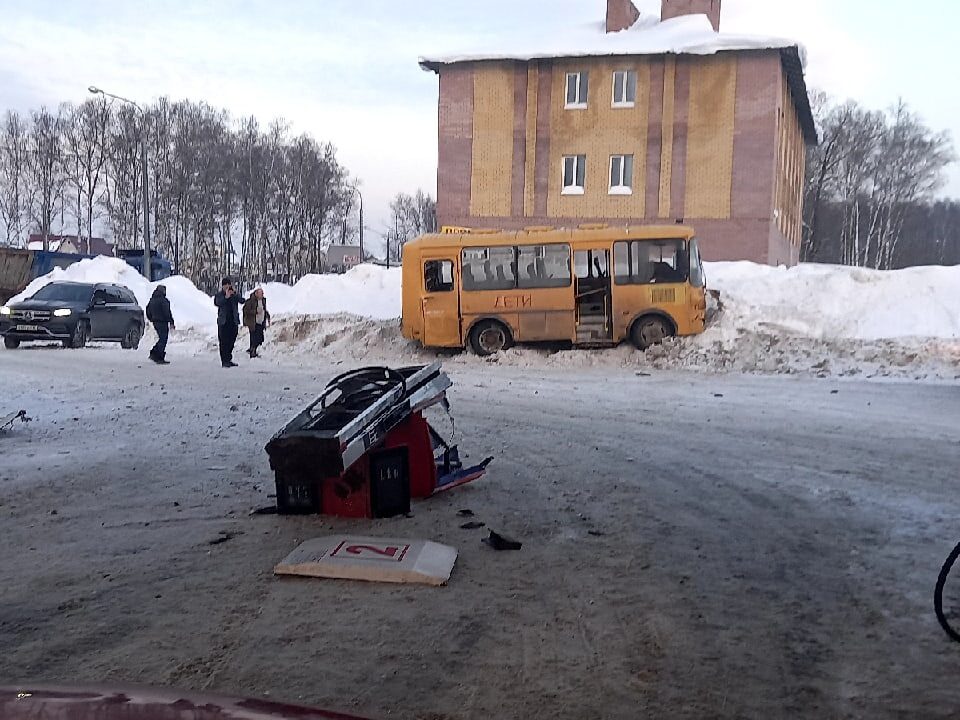 Школьный автобус врезался в АЗС